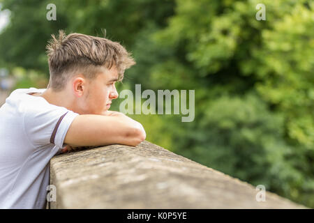 Teenager in einem Park, an einem warmen Sommertag Stockfoto
