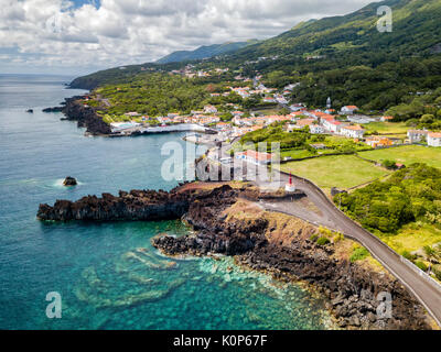 Luftaufnahme der schönen blauen Gewässer neben Kanada de Afrika auf Sao Jorge, Azoren, Portugal. Stockfoto