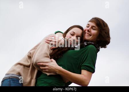 beste Freunde Mädchen im Teenageralter zusammen Spaß haben, emotionale