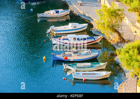 Boote auf See Überlieferung. Agios Nikolaos, Kreta, Griechenland Stockfoto