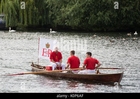 Eton, Großbritannien. 18th. Juli 2017. Swan-Uppers verlassen die Windsor-Brücke zu Beginn des zweiten Tages der Swan-Upping-Zählung. Stockfoto