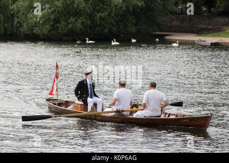 Eton, Großbritannien. 18th. Juli 2017. Swan-Uppers verlassen die Windsor-Brücke zu Beginn des zweiten Tages der Swan-Upping-Zählung. Stockfoto