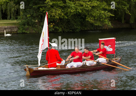 Eton, Großbritannien. 18th. Juli 2017. Der Swan Marker der Queen, David Barber MVO, startet mit Swan Uppers von der Windsor Bridge während des Swan Uppings. Stockfoto