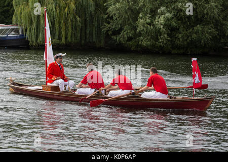 Eton, Großbritannien. 18th. Juli 2017. Der Swan Marker der Queen, David Barber MVO, startet mit Swan Uppers von der Windsor Bridge während des Swan Uppings. Stockfoto