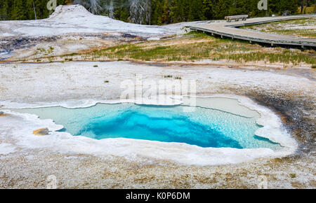 Eine Nahaufnahme des Herzens Frühling. Ein heißer Frühling in der Upper Geyser Basin des Yellowstone National Park Stockfoto