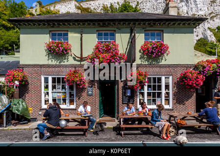 Die Menschen Trinken und Geselligkeit außerhalb Der Snowdrop Pub, Lewes, East Sussex, Großbritannien Stockfoto