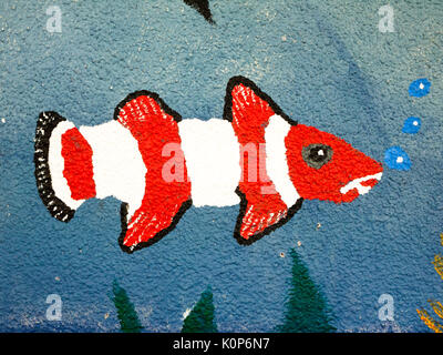 Eine bemalte Fische an der Wand in der Nähe mit Blasen; England; UK Stockfoto