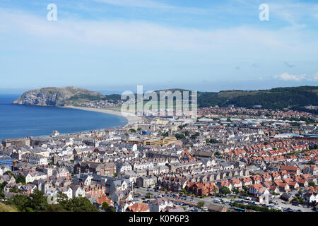 Llandudno ein Badeort im Norden von Wales ist hier mit dem kleinen Kalkstein landspitze wie Little Orme im Hintergrund bekannt. Stockfoto