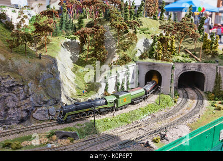 Elektrisches Modell Zug auf miniatur Bahn Tunnel durch die Berge gehen Stockfoto