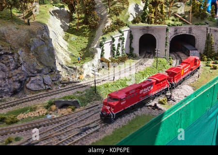 Elektrisches Modell Zug auf miniatur Bahn Tunnel durch die Berge gehen Stockfoto