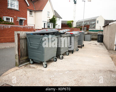 Eine Reihe von schwarzen Abfallbehälter außerhalb voll; England; UK Stockfoto