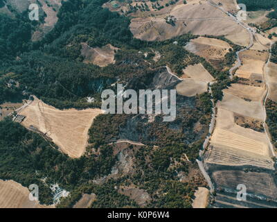 Brandstiftung:, Masse durch die waldbrandschäden verbrannt, verbranntes Feld in Reggio Emilia Hügel, Vedriano, Trinità Stockfoto