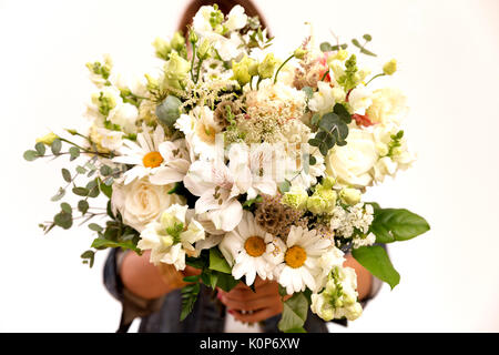 Großen floralen Bouquet in der Frau Hände Stockfoto