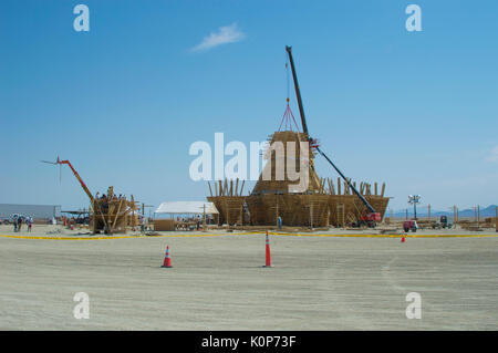 Kunstwerke sind montiert in der Playa ist vor Beginn der jährlichen Desert Festival Burning Man 21. August in Black Rock City, Nevada 2017 montiert. Das jährliche Festival lockt 70.000 Teilnehmer in einer der entlegensten und unwirtlichen Wüsten in Amerika. Stockfoto