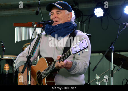 Legendäre recording artist Jimmy Buffett und die Koralle Reefer Band für Matrosen und Marines während einer Marine Entertainment Konzert in der Flotte Aktivitäten 30. Oktober in Yokosuka, Japan 2016 gefördert. Stockfoto