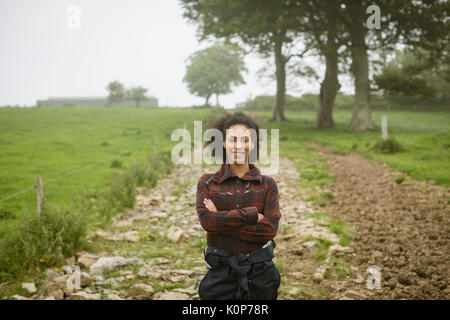 Portrait von Frau Bauer stehend mit Waffen im Feld gekreuzt Stockfoto