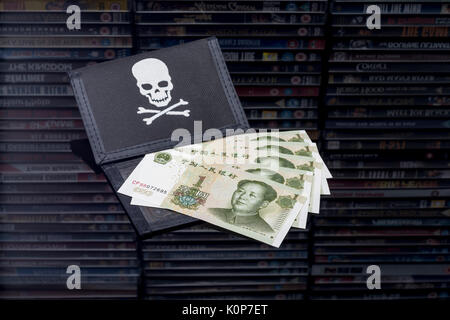 Gestapelte DVD-Filme & Schwarz pirate Portemonnaie und Chinesischen Renminbi Banknoten. Metapher der Chinesischen Urheberrecht IP-Diebstahl, US-China trade Krieg, China Piraterie. Stockfoto