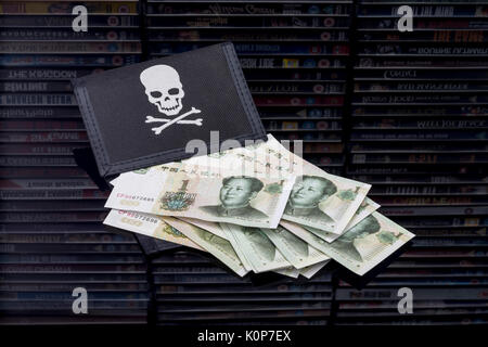 Gestapelte DVD-Filme & Schwarz pirate Portemonnaie und Chinesischen Renminbi Banknoten. Metapher der Chinesischen Urheberrecht IP-Diebstahl, US-China trade Krieg, China Piraterie. Stockfoto