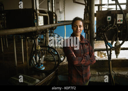 Portrait von sicher stehende Frau mit der Waffe in der Scheune überschritten Stockfoto