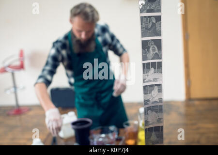 Nahaufnahme von filmrolle gegen Fotografen hängen im Studio Stockfoto