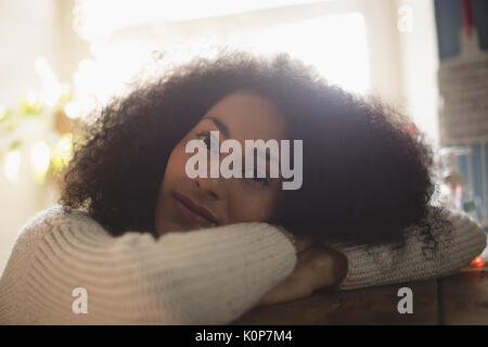 Schöne Frau auf Stuhl ihren Kopf auf ihre Hände Stockfoto