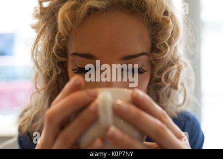 Nahaufnahme von junge Frau trinken Kaffee im café Stockfoto