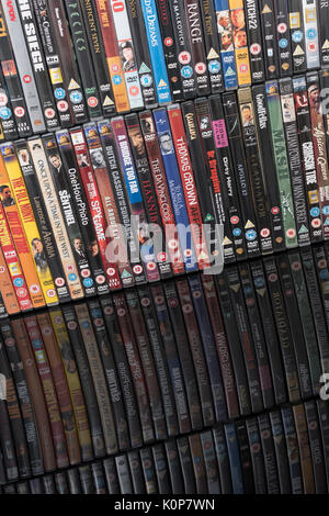 Stapel von alten DVD-Filmen - für DVD / Filmsammlung, Filme und Unterhaltung im Allgemeinen, Inventar und, möglicherweise Raubkopien oder gefälschte Waren. Stockfoto