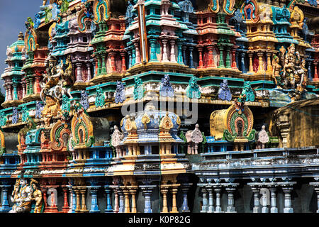 Farbenfrohe Skulpturen im hinduistischen Tempel in Tamil Nadu Stockfoto