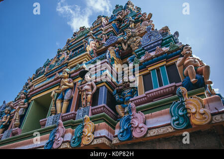 Farbenfrohe Skulpturen im hinduistischen Tempel Turm Stockfoto