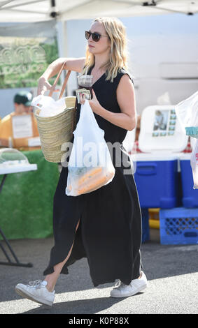 Candice Accola König geht an den Bauernmarkt mit ihrer Familie mit: Candice Accola König Wo: Los Angeles, California, United States Wann: 23 Aug 2017 Quelle: WENN.com Stockfoto