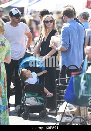 Candice Accola König geht an den Bauernmarkt mit ihrer Familie mit: Candice Accola König Wo: Los Angeles, California, United States Wann: 23 Aug 2017 Quelle: WENN.com Stockfoto
