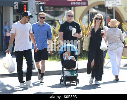 Candice Accola König geht an den Bauernmarkt mit ihrer Familie mit: Candice Accola König Wo: Los Angeles, California, United States Wann: 23 Aug 2017 Quelle: WENN.com Stockfoto