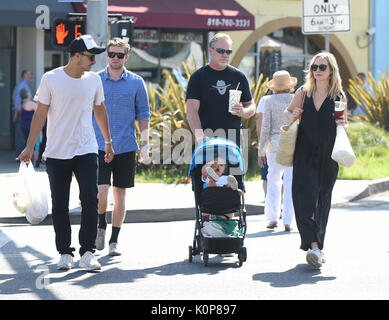 Candice Accola König geht an den Bauernmarkt mit ihrer Familie mit: Candice Accola König Wo: Los Angeles, California, United States Wann: 23 Aug 2017 Quelle: WENN.com Stockfoto