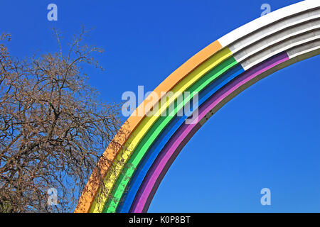 Kiew, UKRAINE - 1. Mai 2017: Bogen der Völkerfreundschaft, lackiert in den Farben des Regenbogens, in Vorbereitung für den Songcontest Eurovision-2017 Stockfoto