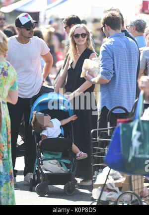 Candice Accola König geht an den Bauernmarkt mit ihrer Familie mit: Candice Accola König Wo: Los Angeles, California, United States Wann: 23 Aug 2017 Quelle: WENN.com Stockfoto