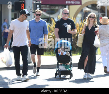 Candice Accola König geht an den Bauernmarkt mit ihrer Familie mit: Candice Accola König Wo: Los Angeles, California, United States Wann: 23 Aug 2017 Quelle: WENN.com Stockfoto