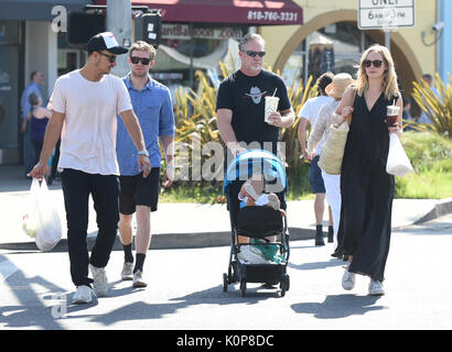 Candice Accola König geht an den Bauernmarkt mit ihrer Familie mit: Candice Accola König Wo: Los Angeles, California, United States Wann: 23 Aug 2017 Quelle: WENN.com Stockfoto