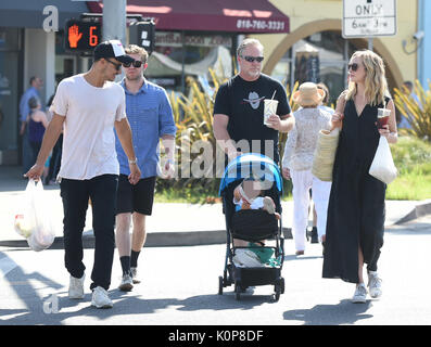 Candice Accola König geht an den Bauernmarkt mit ihrer Familie mit: Candice Accola König Wo: Los Angeles, California, United States Wann: 23 Aug 2017 Quelle: WENN.com Stockfoto