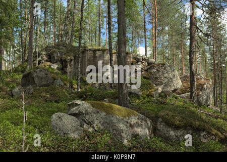 Abgebrochene Weltkrieg Bunker in Vaermland, Schweden. Es heißt Skans 176 Dypen. Stockfoto