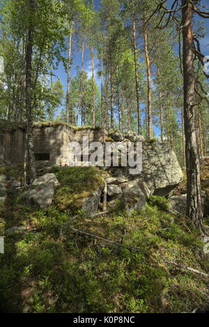 Abgebrochene Weltkrieg Bunker in Vaermland, Schweden. Es heißt Skans 176 Dypen. Stockfoto