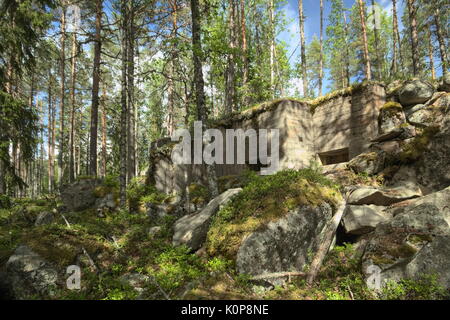 Abgebrochene Weltkrieg Bunker in Vaermland, Schweden. Es heißt Skans 176 Dypen. Stockfoto