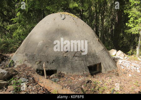 Abgebrochene Weltkrieg Bunker in Vaermland, Schweden. Es heißt Skans 176 Dypen. Stockfoto