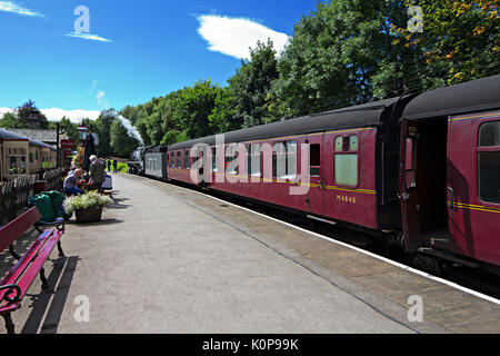 Dampfzug Kutschen an oxenhope Station auf dem Keighley und Worth Valley Railway, West Yorkshire, England, UK. Stockfoto