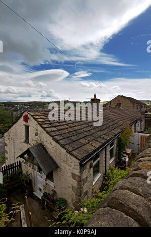 Malerische Terrassengärten Cottages in dem historischen Dorf Haworth, West Yorkshire, England, UK. Stockfoto