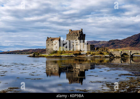 Eilean donnan Castle, mit Reflexionen, Western Highlands, Schottland Stockfoto