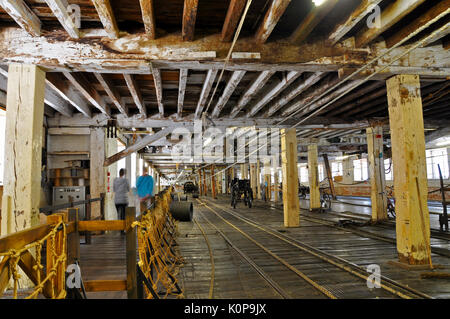 Innenraum der Viktorianischen Ropery Chatham Historic Dockyard, Seilerei, in dem Seil für maritime Anwendungen hergestellt wurde. Lange Gebäude aus Holz Stockfoto