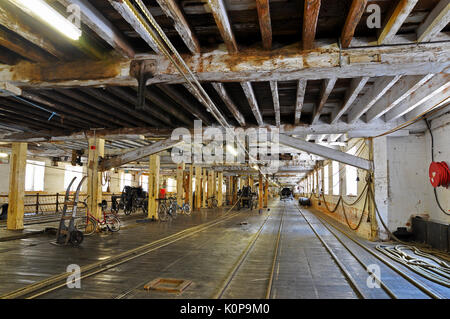 Innenraum der Viktorianischen Ropery Chatham Historic Dockyard, Seilerei, in dem Seil für maritime Anwendungen hergestellt wurde. Lange Gebäude aus Holz Stockfoto