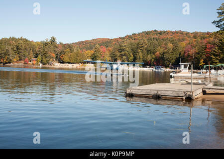 Das Float-Flugzeug landet auf einem Upstate New York Long Lake. Stockfoto