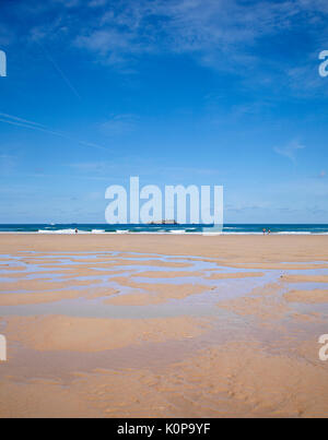 Breite Sandstrand El Puntal, die Bucht von Santander, kleine Insel Isla de Mouro mit Leuchtturm in der Ferne Stockfoto