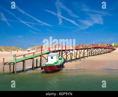 Bucht von Santander, hölzernen Pier auf El Puntal sanbank Strand für Wasser Bus embarkment gebaut Stockfoto